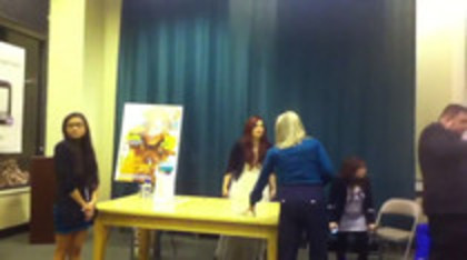 Demi leaving to get something to eat (95)