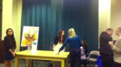 Demi leaving to get something to eat (99)