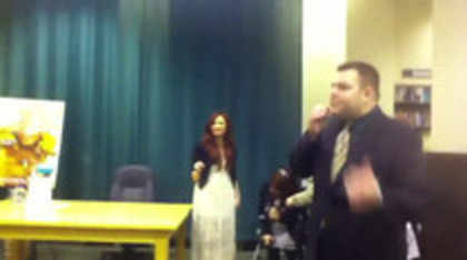Demi leaving to get something to eat (1036)