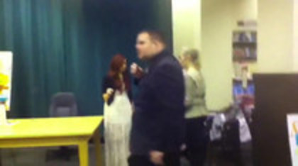 Demi leaving to get something to eat (1040)