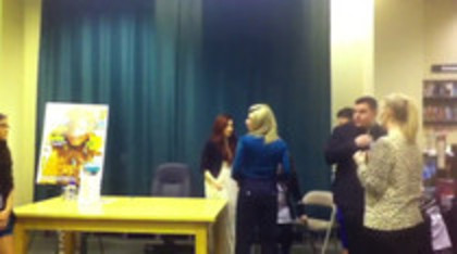 Demi leaving to get something to eat (116)