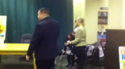 Demi leaving to get something to eat (1043)