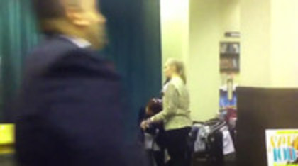 Demi leaving to get something to eat (1046)