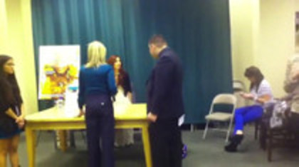 Demi leaving to get something to eat (123)