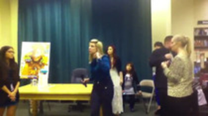 Demi leaving to get something to eat (601)