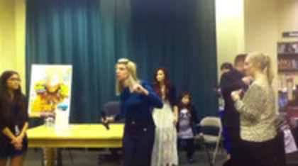 Demi leaving to get something to eat (602)