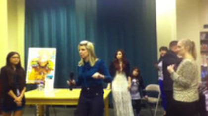 Demi leaving to get something to eat (604)