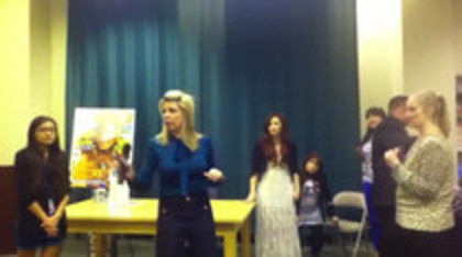 Demi leaving to get something to eat (606)