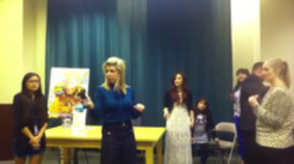 Demi leaving to get something to eat (607)