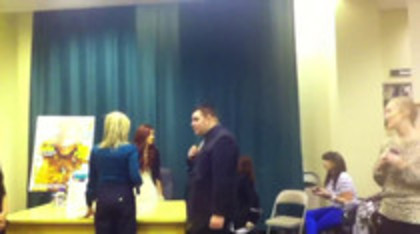 Demi leaving to get something to eat (133)