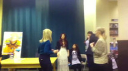 Demi leaving to get something to eat (612)