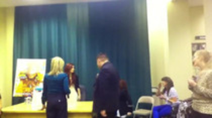 Demi leaving to get something to eat (135)