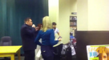 Demi leaving to get something to eat (1071)