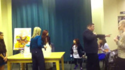 Demi leaving to get something to eat (146)