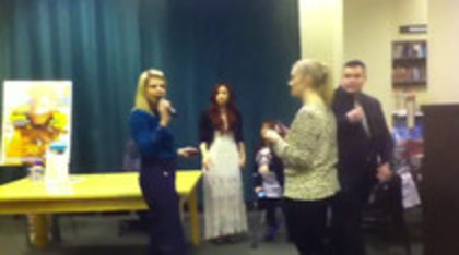 Demi leaving to get something to eat (622)