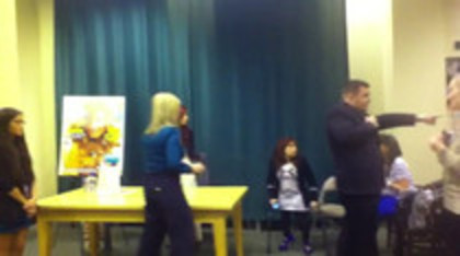 Demi leaving to get something to eat (148)