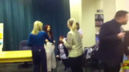 Demi leaving to get something to eat (628)