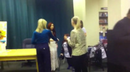 Demi leaving to get something to eat (629)