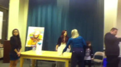 Demi leaving to get something to eat (156)