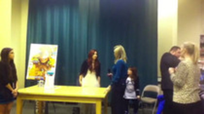 Demi leaving to get something to eat (164)