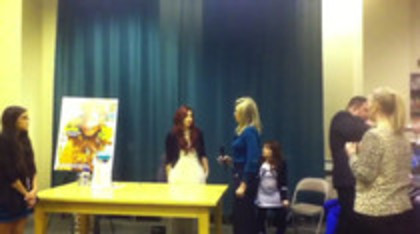 Demi leaving to get something to eat (166)