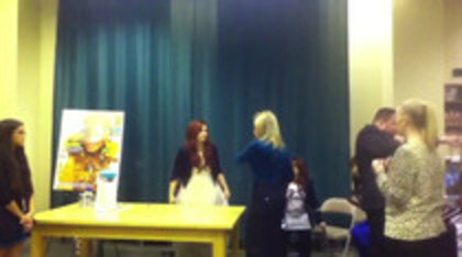 Demi leaving to get something to eat (170)