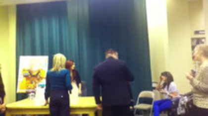 Demi leaving to get something to eat (197)