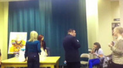 Demi leaving to get something to eat (199)