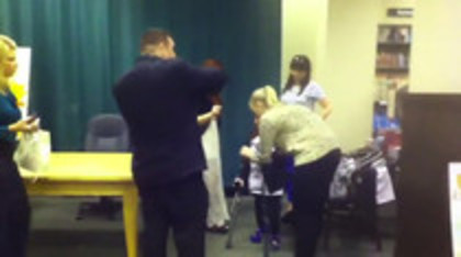 Demi leaving to get something to eat (1122)