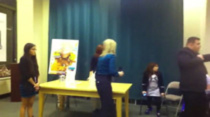 Demi leaving to get something to eat (210)