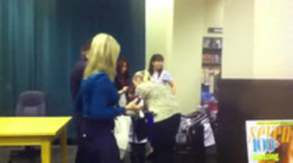 Demi leaving to get something to eat (1130)