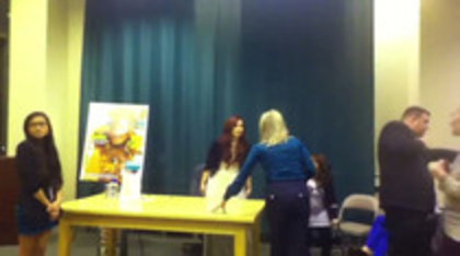 Demi leaving to get something to eat (218)