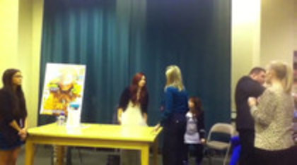 Demi leaving to get something to eat (223)