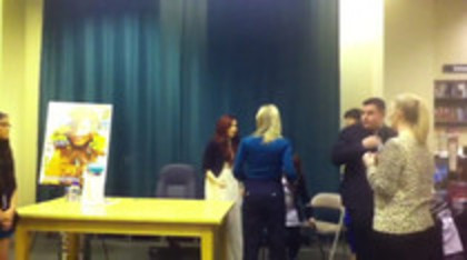 Demi leaving to get something to eat (235)