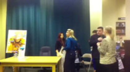 Demi leaving to get something to eat (237)