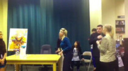 Demi leaving to get something to eat (239)