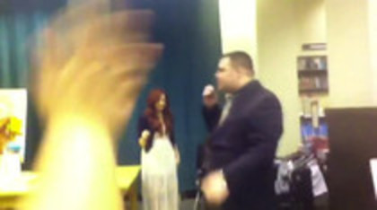 Demi leaving to get something to eat (1159)