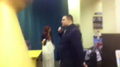 Demi leaving to get something to eat (1160)