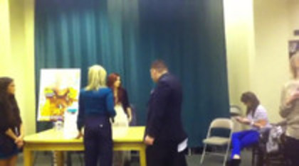 Demi leaving to get something to eat (248)