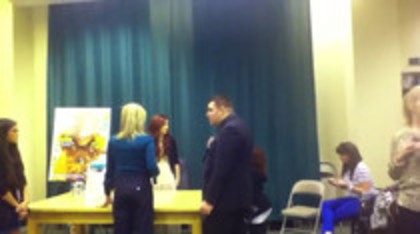 Demi leaving to get something to eat (251)