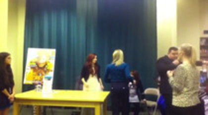 Demi leaving to get something to eat (292)