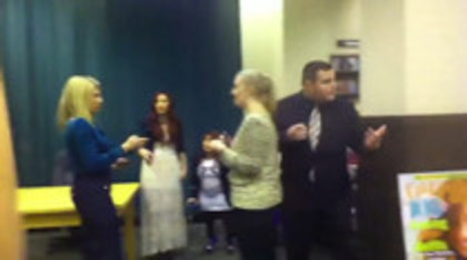 Demi leaving to get something to eat (745)