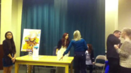 Demi leaving to get something to eat (340)