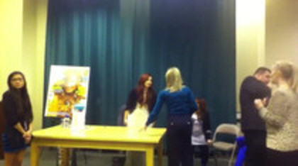 Demi leaving to get something to eat (341)