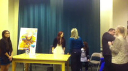 Demi leaving to get something to eat (342)