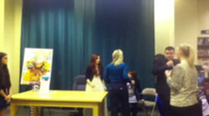 Demi leaving to get something to eat (353)