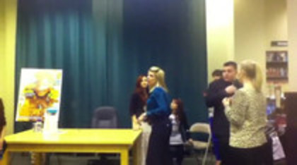 Demi leaving to get something to eat (358)