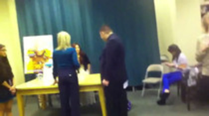 Demi leaving to get something to eat (362)