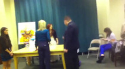 Demi leaving to get something to eat (364)