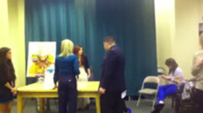 Demi leaving to get something to eat (367)